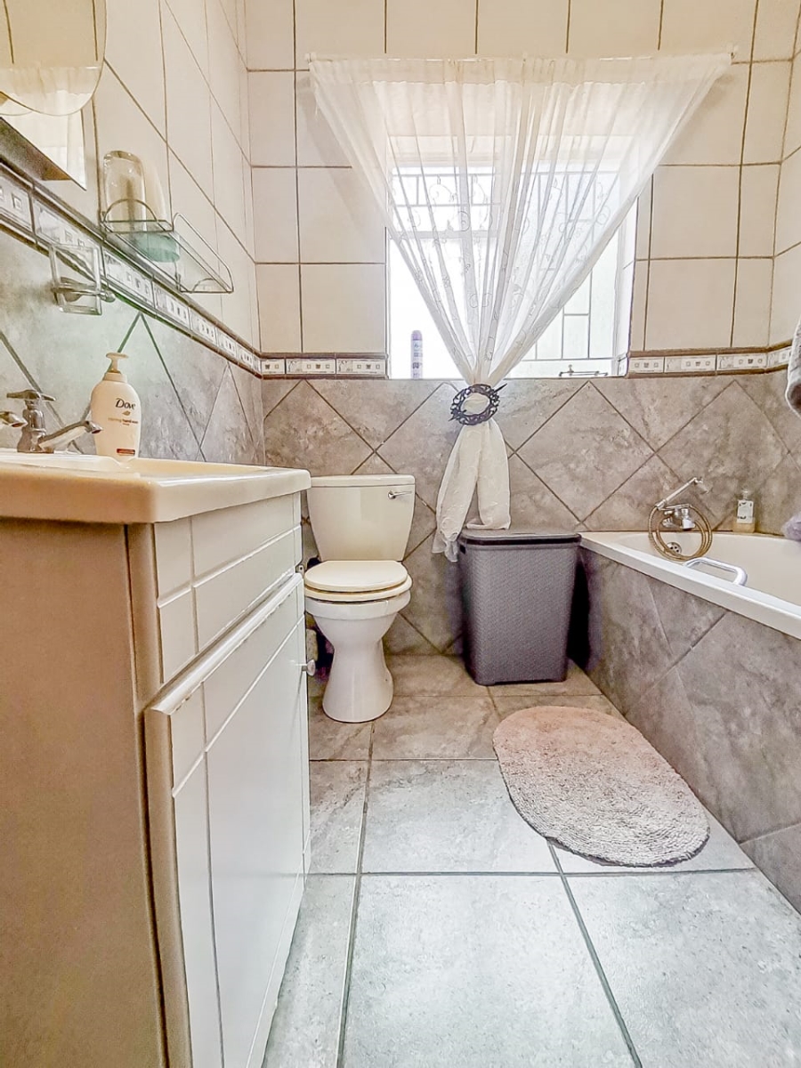 7 Bedroom Property for Sale in Parklands Western Cape